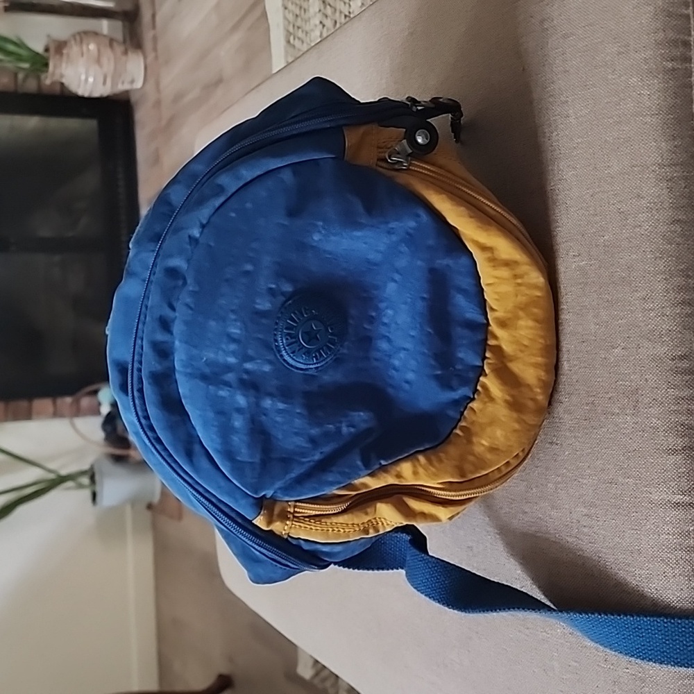 Kipling back back blue & yellow. Two pockets inside zip pocket.